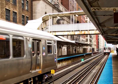 Chicago elevated train leaving a platform.
