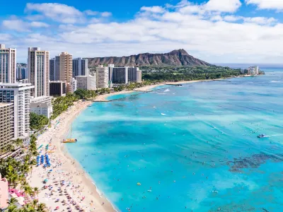 Aerial view of Waikiki Beach with hotels and mountains in Honolulu, Hawaii.