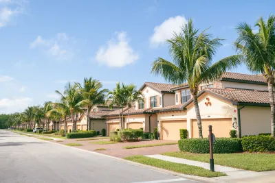 Single-family homes in a suburban neighborhood in Florida.