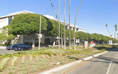 Google street view of wide grassy median in Beverly Hills, California.