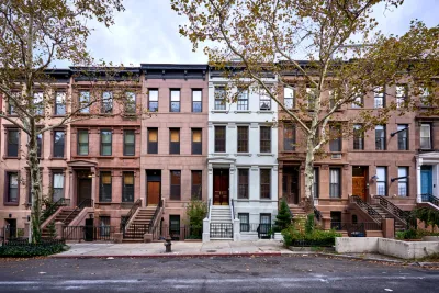 ROw of historic New York City brownstone homes