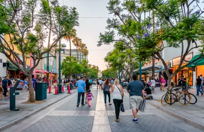 Pedestrianized shopping street in Santa Monica, California