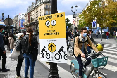 People on bikes on crowded Rue de Rivoli in Paris in 2020