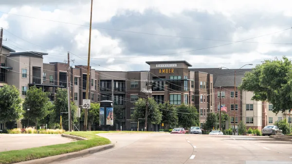 Three-story multifamily modern housing in Dallas, Texas.