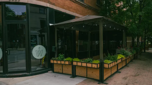 Outdoor dining patio built next to a restaurant in Chicago