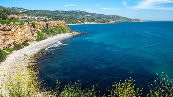 Aerial view of steep cliffs and large homes in Rancho Palos Verdes, California on Pacific Ocean.