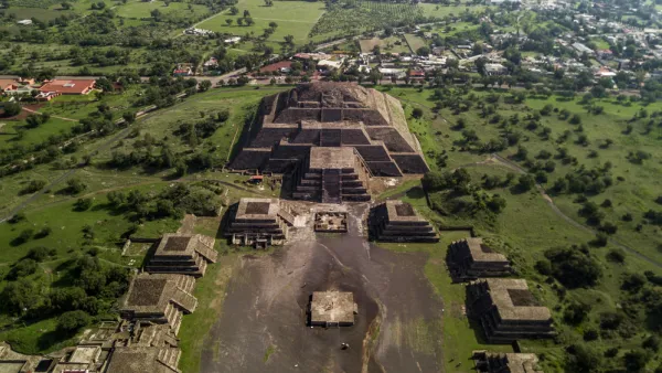 An aerial view of Teotihuacán, with the modern settlement of San Juan Teotihuacán in the background.