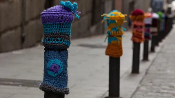 Yarn Bombing Bolardos by Teje La Araña 2